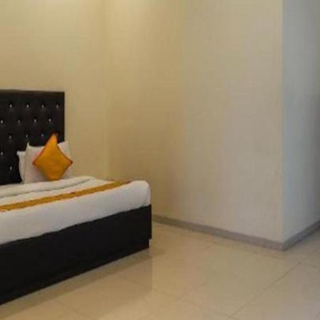โอโย 71730 โฮเต็ล แมริโกลด์ Hotel สุรัต ภายนอก รูปภาพ