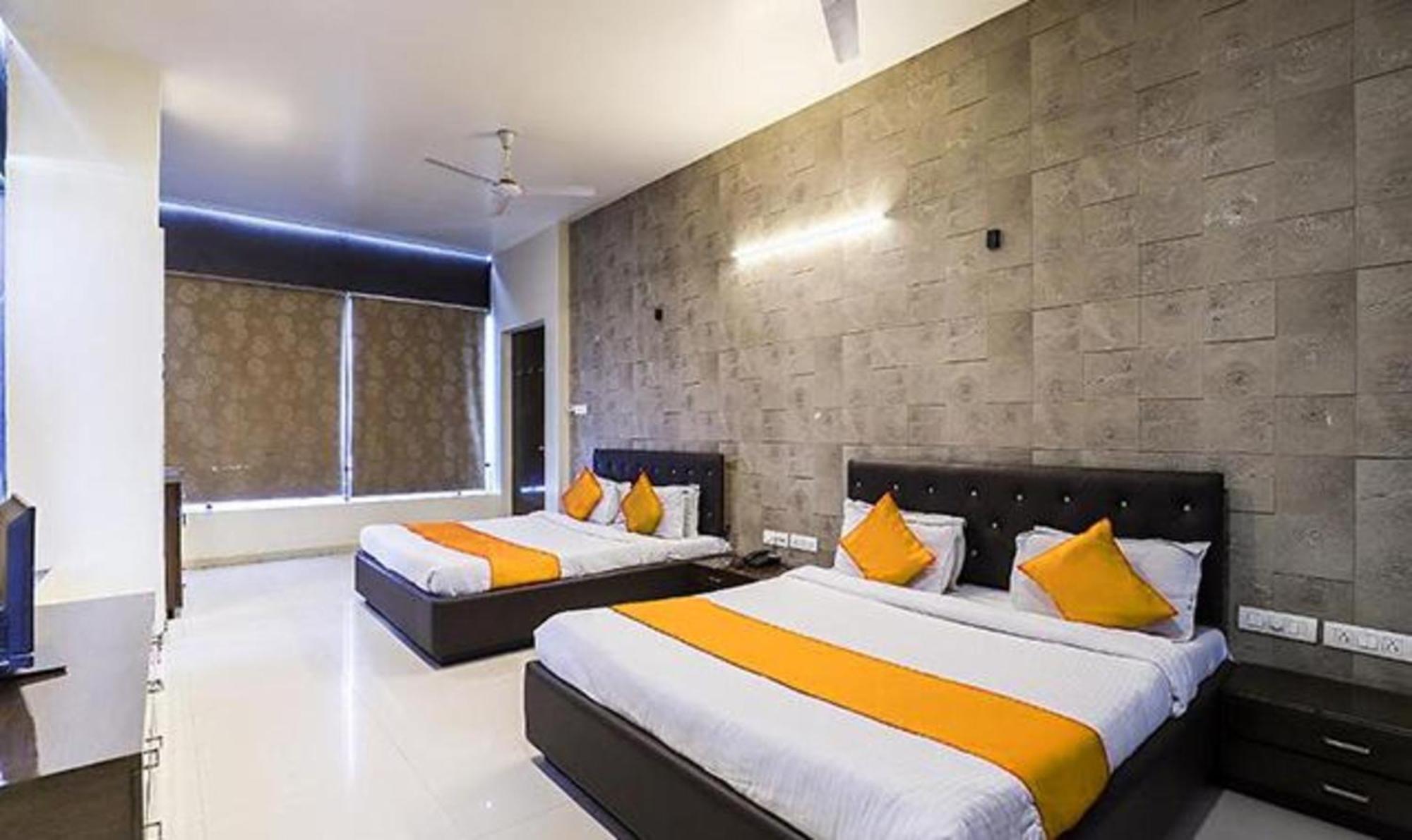 โอโย 71730 โฮเต็ล แมริโกลด์ Hotel สุรัต ภายนอก รูปภาพ
