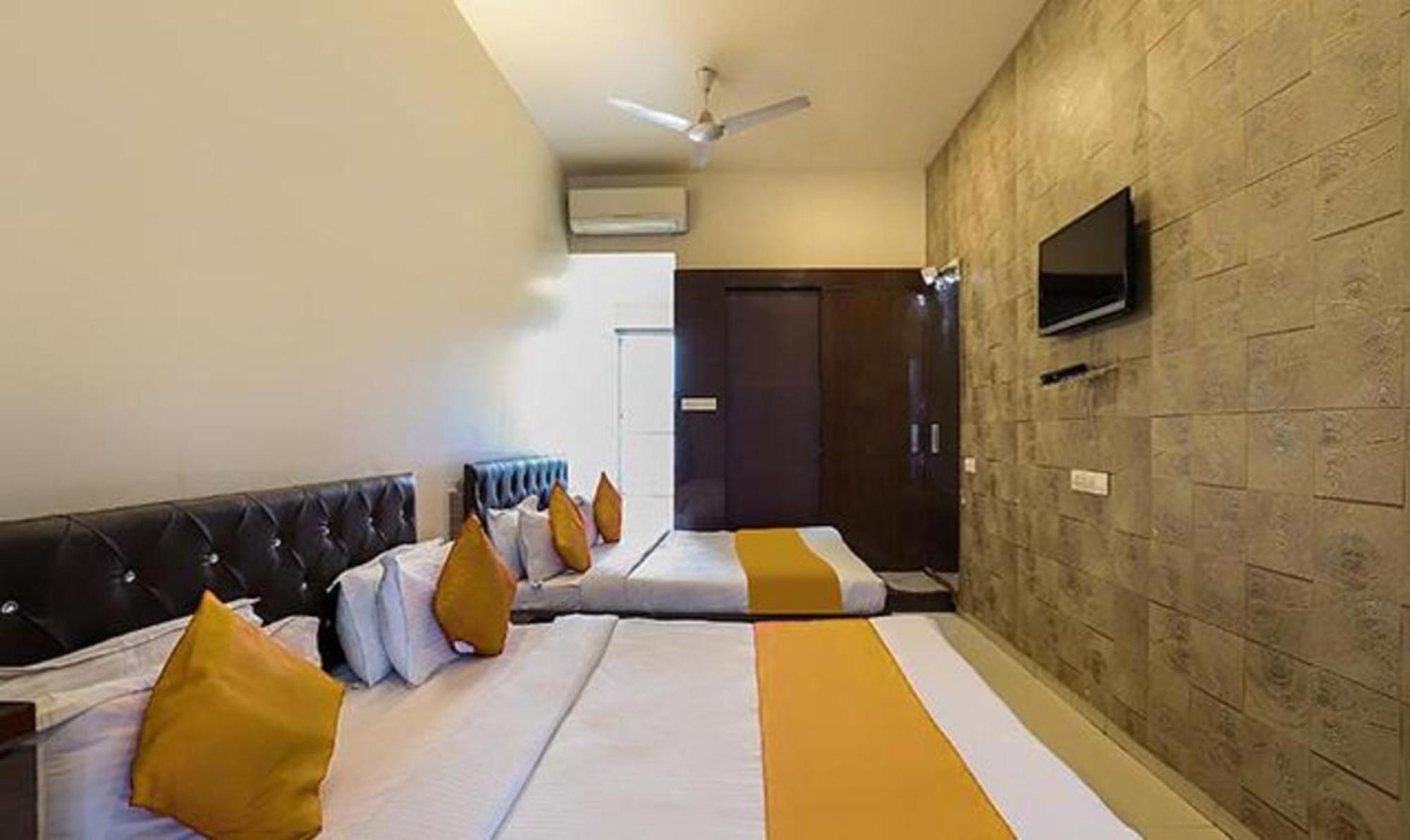 โอโย 71730 โฮเต็ล แมริโกลด์ Hotel สุรัต ภายนอก รูปภาพ